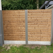 Houten afsluiting met stalen pelen en Trible block Thermowood planken - LM Hekwerk bvba