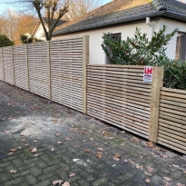 Houten tuinschermen fijn met stalen palen - LM Hekwerk bvba