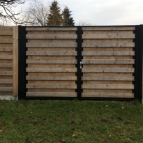 Houten tuinpoort met stalen kader en planken - LM Hekwerk bvba