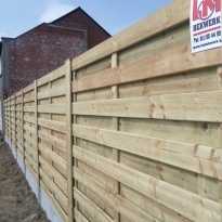 Houten tuinschermen horizontaal recht met stalen palen en met  hout bekleed - LM Hekwerk bvba