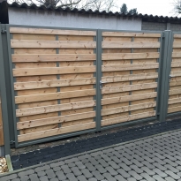Houten tuinpoort met stalen kader en planken - LM Hekwerk bvba