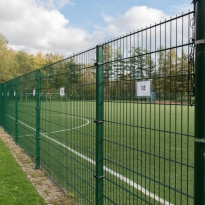 Staalmatpanelen type 6/5/6mm, Hoogte 203cm (RAL 6005) aan sportterrein Staalmatpanelen type 6/5/6mm, Hoogte 203cm (RAL 6005) - LM Hekwerk bvba