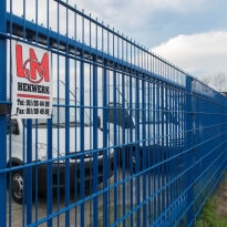 Staalmatpanelen type 8/6/8mm, Hoogte 203cm (RAL 5010) Staalmatpanelen type 8/6/8mm, Hoogte 203cm (RAL 5010) - LM Hekwerk bvba