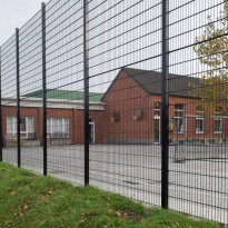 Staalmatpanelen type 8/6/8mm, Hoogte 406cm (RAL 9005) speelplaatst schoolgebouw Staalmatpanelen type 8/6/8mm, Hoogte 406cm (RAL 9005) - LM Hekwerk bvba