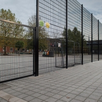 Staalmatpanelen type 8/6/8mm, Hoogte 406cm (RAL 9005) speelplaats schoolgebouw Staalmatpanelen type 8/6/8mm, Hoogte 406cm (RAL 9005) - LM Hekwerk bvba